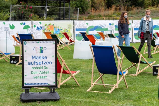 Impressionen Kieler Woche 2020 unter Corona-Bedingungen auf dem Rathausplatz und dem Schloßgarten mit vielen Attraktionen. Gesichtsmaske und Abstandshaltung ist Bedingung