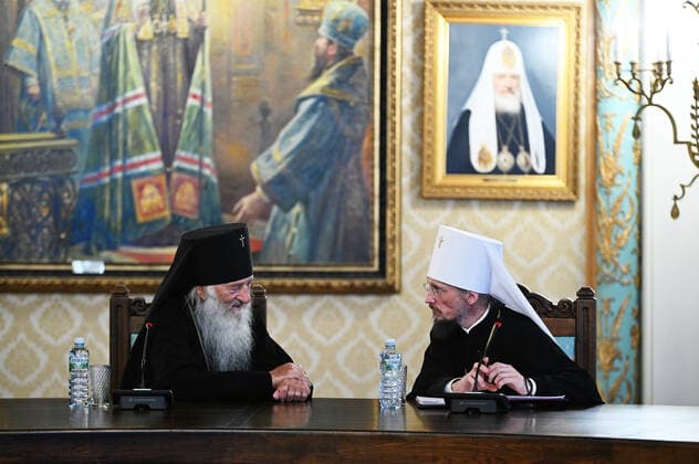 Bilder des Jahres 2020, News 09 September News Themen der Woche KW36 News Bilder des Tages MOSCOW, RUSSIA - SEPTEMBER 6, 2020: Archbishop Stefan (L) of Pinsk and Luninetsk and Bishop Veniamin of Borisov and Maryina Horka, appointed Patriarchal Exarch for All Belarus, meet with Patriarch Kirill of Moscow and All Russia at the Supreme Church Council s Hall of the Cathedral of Christ the Saviour. Sergei Vlasov Press Office of the Patriarch of Moscow and All Russia TASS  TS0E607A
