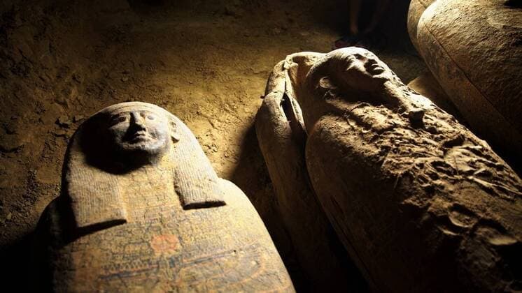Bilder des Jahres 2020, News 09 September News Themen der Woche KW36 News Bilder des Tages (200906) -- GIZA (EGYPT), Sept. 6, 2020 -- Photo taken on Sept. 6, 2020 shows the 2,500-year-old coffins discoverd in Giza, Egypt. Egypt announced on Sunday the discovery of a collection of more than 13 intact sealed coffins dating back to 2,500 years ago. ( Handout via Xinhua) EGYPT-GIZA-ANCIENT COFFINS-DISCOVERY EgyptianxMinistryxofxTourismxandxAntiquities 