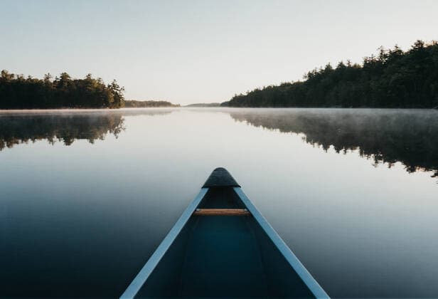 IMAGO Creative: Dichotomien, Symmetrie Bow of a canoe in the morning on a misty lake in Ontario, Canada. Buck Lake, ON, Canada CR_DOHO200904H-485062-01