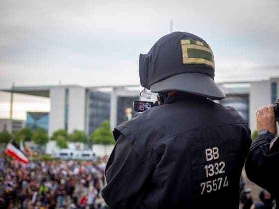 Ein Polizist filmt die Demonstration vor dem Reichstag a nchdem der Sturm auf den Reichstag gescheitert ist. Versammlung für die Freiheit - Berlin invites Europe am 29.08.2020 in Berlin *** A policeman films the demonstration in front of the Reichstag after the storming of the Reichstag has failed Assembly for Freedom Berlin invites Europe on 29 08 2020 in Berlin