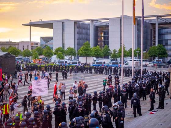 Die Polizei beginnt den Platz der Republik zu räumen nach dem gescheiterten Sturm auf den Reichstag. Versammlung für die Freiheit - Berlin invites Europe am 29.08.2020 in Berlin *** Police begin to clear Platz der Republik after the failed storming of the Reichstag Assembly for Freedom Berlin invites Europe on 29 08 2020 in Berlin