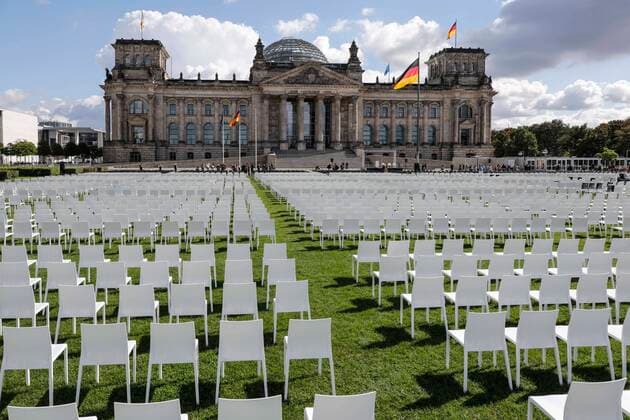 Bilder des Jahres 2020, News 09 September News Themen der Woche KW37 News Bilder des Tages 13 000 Stuehle vor dem Reichstag Berlin, DEU, 07.09.2020 - 13 000 Stuehle werden vor dem Reichstag aufgestellt. Die Stuehle symbolisieren die Menschen, die momentan im Fluchtlingscamp Moria leben. Der bundesweite antirassistische Aktionstag «We ll Come United» wird von Seebruecke, Sea-Watch, LeaveNoOneBehind und Campact unterstuetzt. Berlin Berlin Deutschland *** 13,000 chairs in front of the Reichstag Berlin, DEU, 07 09 2020 13,000 chairs will be placed in front of the Reichstag The chairs symbolize the people currently living in the refugee camp Moria The nationwide anti-racist action day We ll Come United is supported by Seebruecke, Sea Watch, LeaveNoOneBehind and Campact Berlin Berlin Deutschland