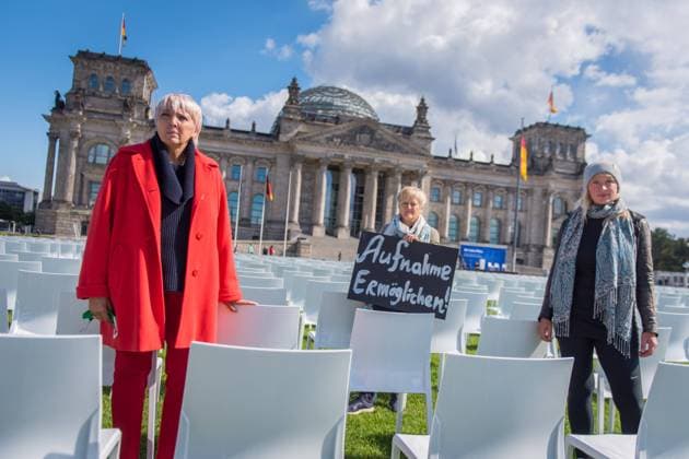 Berlin, 13000 Stühle vor dem Bundestag Deutschland, Berlin - 07.09.2020: Im Bild ist Claudia Roth (Vizepräsidentin des Deutschen Bundestages, Bündnis 90 Die Grünen), Renate Künast (Bündnis 90 Die Grünen) und Luise Amtsberg (Sprecherin für Flüchtlingspolitik, Bündnis 90 Die Grünen) bei der Aktion Wir haben Platz! im Rahmen der bundesweiten antirassistischen Aktionstage von We ll Come United vor dem Bundestag zu sehen. Berlin Berlin Deutschland *** Berlin, 13000 chairs in front of the Bundestag Germany, Berlin 07 09 2020 In the picture Claudia Roth is Vice President of the German Bundestag, Bündnis 90 Die Grünen , Renate Künast Bündnis 90 Die Grünen and Luise Amtsberg Spokesperson for Refugee Policy, Bündnis 90 Die Grünen at the campaign We