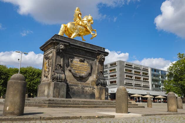Bilder des Jahres 2020, News 09 September News Themen der Woche KW37 News Bilder des Tages Der Goldene Reiter in Dresden erstrahlt nun zeitiger als geplant nach der Restauration. Seit Juli wurde das Wahrzeichen für 30.000 Euro restauriert. Am Wochenende präsentierte sich August der Starke auf seinem Ross in neuem Glanz. Das güldene Denkmal erhielt eine Komplettpflege - Schäden durch witterungsbedingte Einflüssen wie Wind, Staub, Ablaufspuren durch Regenwasser und Mikrorissbildung durch Temperaturwechsel wurden beseitigt. Außerdem wurde die Vergoldung erneuert. Dresden - Goldener Reiter erstrahlt wieder wie neu: Restauration für 30.000 Euro abgeschlossen *** The Golden Horseman in Dresden now shines earlier than planned after restoration Since July, the landmark has been restored for 30,000 euros At the weekend, Augustu