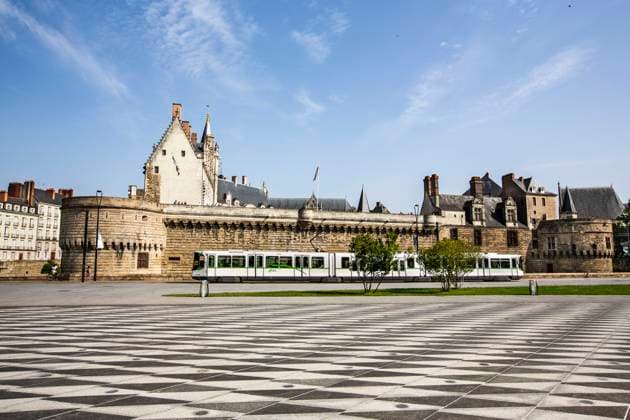 Architectural scenery in the southwestern French city of Nantes at dusk and sunset  742376979688718364
