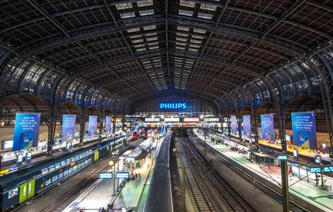 Hamburg main railway station (central railway station, main train station), German name Hamburg Hauptbahnhof. Hamburg central railway station is an international hub railway station in northern Germany, is one of the first-class railway stations in Germany, the number of passengers is also among the highest in Germany, is the core area of the city. There are direct high-speed trains to important German cities such as Berlin, Cologne, Frankfurt and Munich, as well as direct international trains to neighboring countries such as Denmark, Poland, the Czech Republic, Austria and Switzerland.  742377434954465296