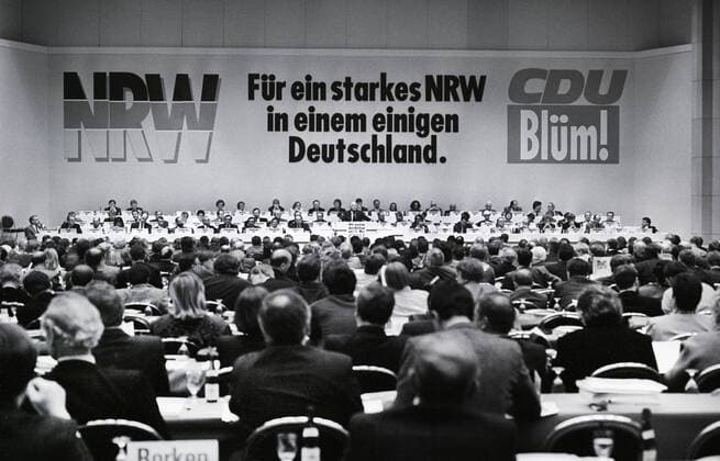 Deutschland, Neuss, 31.03.1990 Archiv-Nr.: 15-11-31 CDU-NRW-Landesparteitag Foto: Übersicht Parteitag CDU-NRW-Landesparteitag *** Germany, Neuss, 31 03 1990 Archive No 15 11 31 CDU NRW State Party Conference Photo Overview Party Conference CDU NRW State Party Conference