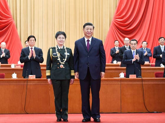 (200908) -- BEIJING, Sept. 8, 2020 -- Chinese President Xi Jinping, also general secretary of the Communist Party of China Central Committee and chairman of the Central Military Commission, presents a medal to Chen Wei, recipient of the national honorary title, the People s Hero, during a meeting commending role models in the country s fight against the COVID-19 epidemic at the Great Hall of the People in Beijing, capital of China, Sept. 8, 2020. ) CHINA-BEIJING-COVID-19 FIGHT-ROLE MODELS-COMMENDATION MEETING (CN) XiexHuanchi