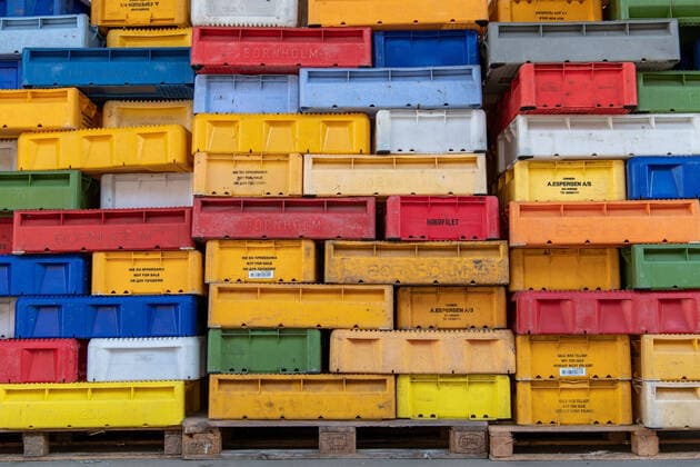 IMAGO Creative, Unsere Erde, Umweltverträgliche Herausforderungen des 21. Jahrhunderts, Überfischung Leere Fischkisten auf einer Rampe im Hafen von Sassnitz. 04.09.2020. Sassnitz Mecklenburg-Vorpommern Deutschland *** Empty fish crates on a ramp in the port of Sassnitz 04 09 2020 Sassnitz Mecklenburg Vorpommern Germany