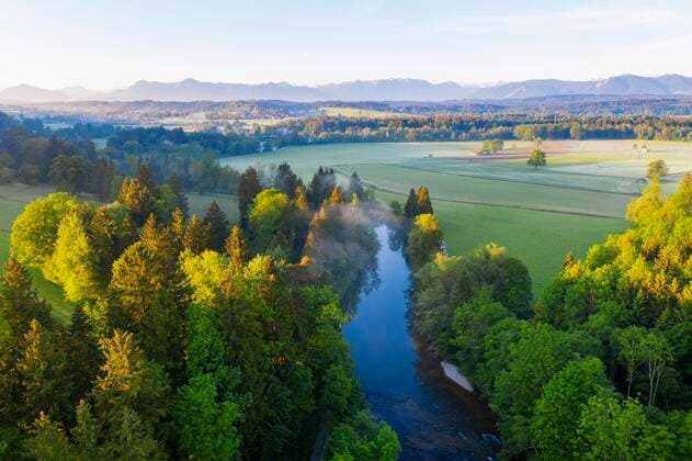  Fluss Ammer zwischen Polling und Peißenberg, Drohnenaufnahme, Pfaffenwinkel, Alpenvorland, Oberbayern, Bayern, Deutschland, Europa *** River Ammer between Polling and Peißenberg, drone recording, Pfaffenwinkel, Alpine foreland, Upper Bavaria, Bavaria, Germany, Europe Copyright: imageBROKER/MartinxSiepmann ibxman05855871.jpg