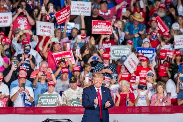 USA, Donald Trump Wahlkampfauftritt in Winston Salem, North Carolina September 8, 2020, Winston-Salem, North Carolina, USA: President Trumps cheers on the crowd during a Make America Great Again Rally for President Trump at the Smith Reynolds Regional Airport in Winston-Salem, NC. Winston-Salem USA - ZUMAme2_ 20200908_zaf_me2_001 Copyright: xSeanxMeyersx