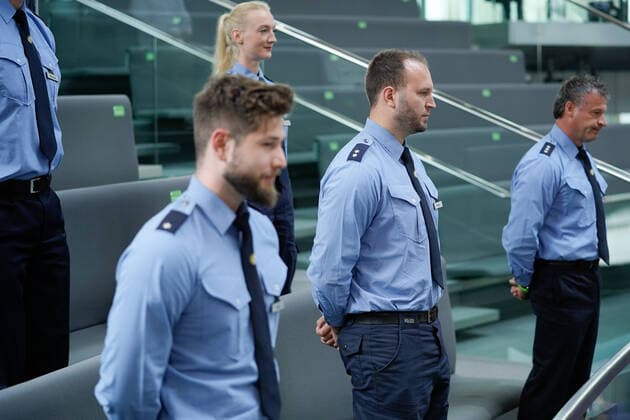 Bilder des Jahres 2020, News 09 September News Themen der Woche KW37 172. Bundestagssitzung am 09.09.2020 in Berlin 09.09.2020, Berlin, Polizisten bei der Ehrung im Bundestag wegen Beschuetzen des Bundestages Berlin Berlin Deutschland *** 172 Bundestag session on 09 09 2020 in Berlin 09 09 2020, Berlin, Police officers at the ceremony in the Bundestag because of protection of the Bundestag Berlin Berlin Germany