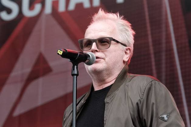 09.09.2020 xkhx Berlin Demonstration unter dem Motto Existenzkrise in der Veranstaltungswirtschaft des Bündnisses AlarmstufeRot Abschlusskundgebung auf der Großbühne mit Herbert Grönemeyer Musiker, Musikproduzent, Sänger, Komponist, Texter *** 09 09 2020 xkhx Berlin Demonstration under the motto Existence crisis in the event industry of the Bündnis AlarmstufeRot Final rally on the big stage with Herbert Grönemeyer Musician, music producer, singer, composer, lyricist