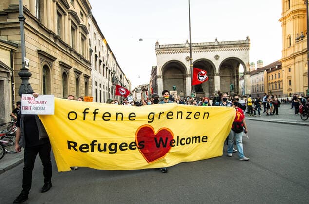 News Bilder des Tages September 9, 2020, Munich, Bavaria, Germany: German demonstrators hold an open borders...refugees welcome banner in front of the historic Feldherrnhalle in Munich, Germany. Approximately 500 residents of Munich, Germany demonstrated for the EUÃ¢â‚¬â ¢s member nations to finally take on migrants and refugees from the Moria refugee camp who fled due to a fire having destroyed some 99% of it...After a shocking fire destroyed 99% Moria migrant and refugee camp in Lesbos, Greece, calls are going out to the European Union and its member nations to stop ignoring the humanitarian disaster taking place there. The Moria camp has been a hotbed for conflicts between extremists and the residents and workers for some time, as well as due to its ove - ZUMAb160 20200909_zbp_b160_039 Copyright: xSachellexBabbarx