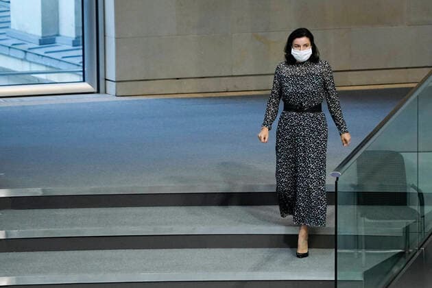 172. Sitzung des Deutschen Bundestag in Berlin Aktuell, 09.09.2020, Berlin Dorothee Baer auf dem Weg zur Regierungsbank bei der 172. Sitzung des Deutschen Bundestag in Berlin Berlin Berlin Deutschland