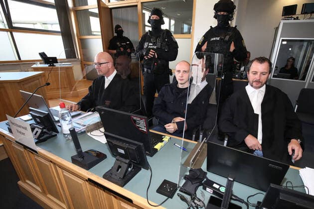 Bilder des Jahres 2020, News 09 September News Themen der Woche KW37 News Bilder des Tages Der angeklagte Stephan Balliet hat seinen Laptop mit im Saal, der Akku vom Laptop läuft nur noch 45 Minuten ohne Strom, laut Aussage Stephan Balliet muss er deswegen an eine Steckdose angeschlossen werden, Prozesstag Elf im Landgericht Magdeburg gegen den Halle Attentäter Stephan Balliet insgesamt fünf Richterinnen und Richter entscheiden am Ende über das Urteil, ein sechster steht als Reserve parat. Die Vorsitzende Richterin ist Ursula Mertens. 43 Nebenklägerinnen und -kläger sind zum Prozess am Landgericht in Magdeburg zugelassen, die von 21 Anwälten beraten werden. Personen Bitte Pixeln-Personen Unkenntlich machen *** The accused Stephan Balliet has his laptop with him in the hall, the battery of the laptop runs only 45 minutes without p