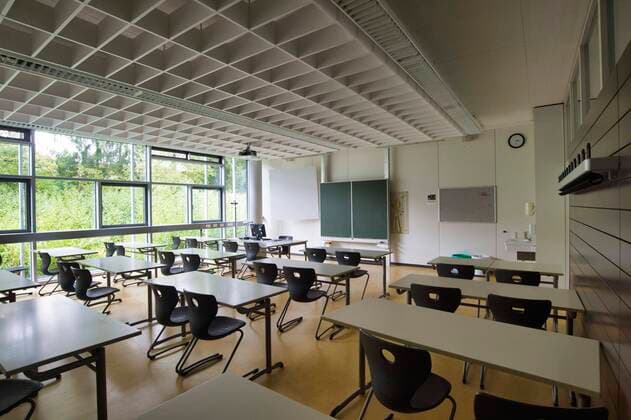 Leeres Klassenzimmer, Einzeltische ohne Abstandsregel, Corona-Krise, Deutschland, Europa Copyright: imageBROKER/MichaelxWeber iblimw05859651.jpg