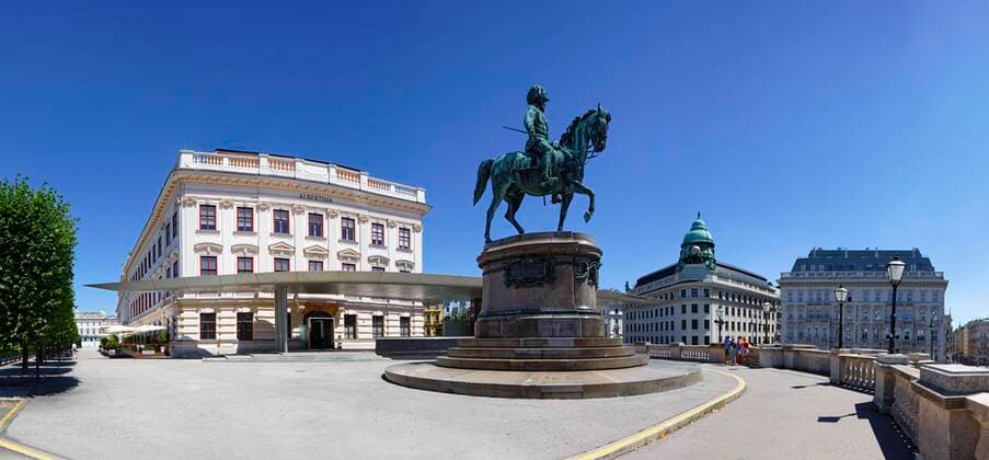 Architektur von Hans Hollein Panorama, Erzherzog-Albrecht-Denkmal, 1817, 1895, Reiterstandbild, Statue, Bronze, dahinter Soravia-Wing von Hans Hollein, hinten Albertina Kustmuseum, Augustinerbastei, Albertinaplatz, 1. Wiener Gemeindebezirk, Innere Stadt Wien, Östereich *** Panorama, Archduke Albrecht Monument, 1817, 1895, equestrian statue, statue, bronze, behind Soravia Wing by Hans Hollein, behind Albertina Kustmuseum, Augustinerbastei, Albertinaplatz, 1 Viennese district, Inner City of Vienna, Austria Copyright: imageBROKER/NorbertxProbst iblnpr05860294.jpg