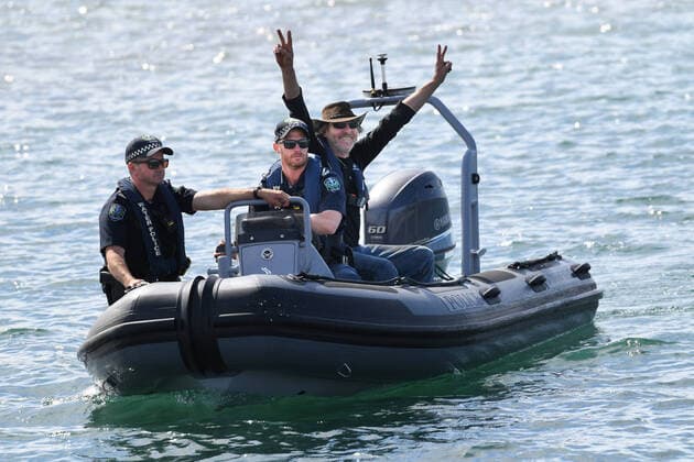 Bilder des Jahres 2020, News 09 September News Themen der Woche KW37 News Bilder des Tages AUSTRALIAN FISHERMEN FOUND, Fisherman Derek Robinson reacts after seeing his family on his to return at Encounter Bay, South Australia, Thursday, September 10, 2020. Two men who went missing off the South Australian coast, sparking a massive four-day search, are alive. ( NO ARCHIVING, EDITORIAL USE ONLY, NO USE IN BOOKS WITHOUT CONSENT VICTOR HARBOUR SA AUSTRALIA  Copyright: xDAVIDxMARIUZx 20200910001489696918