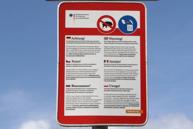 Bilder des Jahres 2020, News 09 September News Themen der Woche KW37 News Bilder des Tages Blick am Donnerstag (10.09.2020) am Parkplatz Warnowtal auf ein Schild das auf die Übertragung der Afrikanischen Schweinpest hinweist. Die Afrikanische Schweinepest breitet sich derzeit in zahlreichen europäischen Wildschweinbeständen immer mehr aus. Hinsichtlich dessen hat das Land Mecklenburg Vorpommern einen Maßnahmenkatalog aufgelegt, um die Einschleppung der ansteckenden Tierseuche zu verhindern. Wie dieser wirkt wird sich bald zeigen. Denn in Deutschland ist nach übereinstimmenden Medienangaben ein Verdachtsfall der Pest aufgetreten. *** View on Thursday 10 09 2020 at the car park Warnowtal on a sign indicating the transmission of African swine fever African swine fever is currently spreading in many European wild boar herds mor
