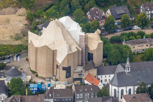 Architektur von Gottfried Böhm Luftbild, Mariendom, Franziskaner Kloster, kath. Kirchengemeinde Maria Königin des Friedens, Pfarrzentrum Glocke, Neviges, Velbert, Ruhrgebiet, Nordrhein-Westfalen, Deutschland !ACHTUNGxMINDESTHONORARx60xEURO! *** Aerial view, St. Marys Cathedral, Franciscan monastery, kath parish of Mary Queen of Peace, Pfarrzentrum Glocke, Neviges, Velbert, Ruhr area, North Rhine-Westphalia, Germany ATTENTIONxMINDESTHONORARx60xEURO