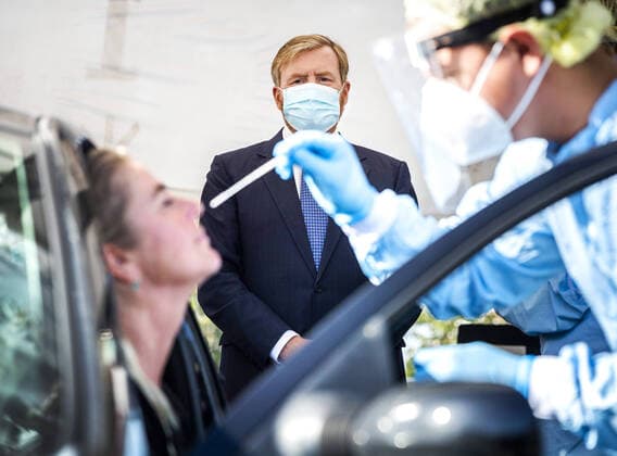 10-09-2020 Leiderdorp King Willem-Alexander visited the corona test street of the GGD Hollands Midden in Leiderdorp.  Copyright: xPPEx