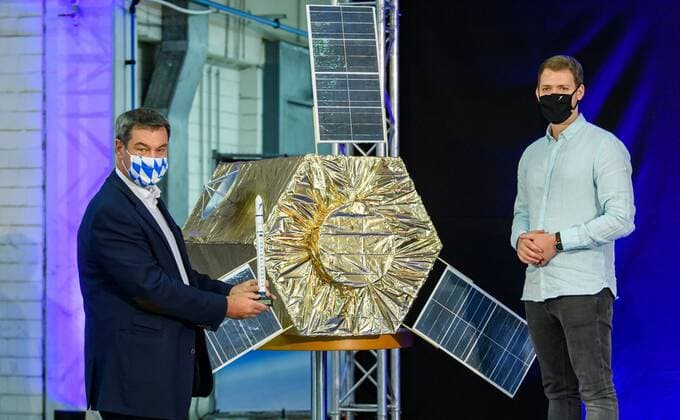 Der Gründer sowie CEO der Isar Aerospace Technologies GmbH Daniel Metzler (rechts) und Ministerpräsident Dr. Markus Söder, MdL (links). Isar Aerospace baut Antriebe für kleine Trägerraketen, die Kleinsatelliten ins All bringen. Ministerpräsident Dr. Markus Söder, MdL, hat am 7. September 2020 an der Eröffnung der Raketenproduktion der Isar Aerospace Technologies GmbH in Ottobrunn teilgenommen. ! ACHTUNG: Nur redaktionelle Nutzung-Editorial Use Only, mit vollständiger Creditnennung: imago images-Bayerische Staatskanzlei ! *** The founder and CEO of Isar Aerospace Technologies GmbH Daniel Metzler on the right and Prime Minister Dr Markus Söder, MdL on the left Isar Aerospace builds engines for small launchers that launch small satellites into