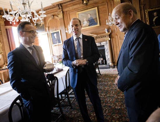 News Bilder des Tages Bundesaussenminister Heiko Maas, SPD, im Gespraech mit Dominic Raab, Auâˆöüenminister des Vereinigten Koenigreichs Grossbritannien in dessen Landsitz im Chevening House und Jean-Yves Le Drian, Minister fuer Europa und auswaertige Angelegenheiten der Franzoesische Republik, anlaesslich der Teilnahme am Treffen der E3-Auâˆöüenminister in Chevening. 10.09.2020. Chevening Grossbritannien *** German Foreign Minister Heiko Maas, SPD, in conversation with Dominic Raab, Auâˆöüenminister of the United Kingdom of Great Britain at his country residence in Chevening House and Jean Yves Le Drian, Minister for Europe and Foreign Affairs of the French Republic, on the occasion of the participation in the meeting of the E3 Auâˆöüenminister in Chevening Copyright: xFelixxZahn photothek.netx