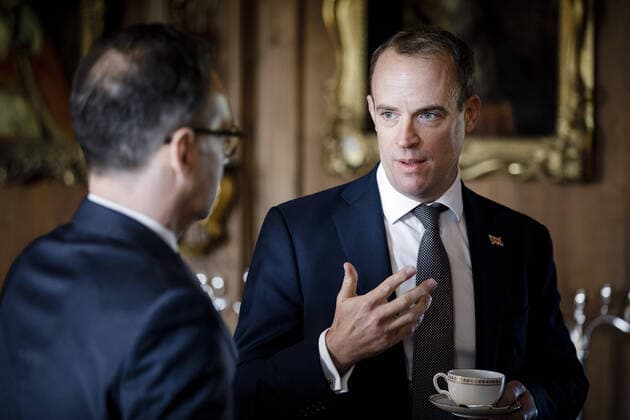 Bundesaussenminister Heiko Maas, SPD, wird von Dominic Raab, Auâˆöüenminister des Vereinigten Koenigreichs Grossbritannien in dessen Landsitz im Chevening House, anlaesslich der Teilnahme am Treffen der E3-Auâˆöüenminister in Chevening begruesst. 10.09.2020. Chevening Grossbritannien