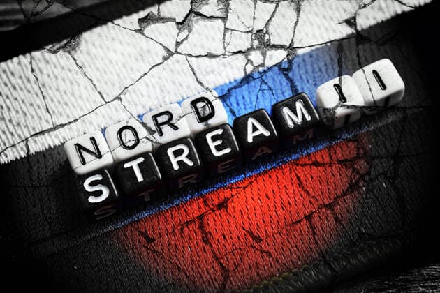 FOTOMONTAGE, BuchstabenwÃ¼rfel bilden die WÃ¶rter Nord Stream 2 auf einer russischen Fahne, Ostsee-Pipeline Nord Stream 2