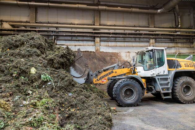 IMAGO Nature: Unsere Erde, Energiequellen, Biomasse MVV Biogas Dresden GmbH Mit einem Radlader wird der angelieferte Biomüll in der MVV Biogasanlage Dresden bewegt, dabei werden die Massen aufgetürmt und anschließend in die hermetisch verschlossenen Vergärungsräume gebracht. Dort wir dann das entstehende Gas abgeleitet und das entstehende Produkt Humus kann weiter verarbeitet werden. Dresden Sachsen GERMANY *** MVV Biogas Dresden GmbH A wheel loader is used to move the organic waste delivered to the MVV Biogas plant in Dresden, where the masses are piled up and then transported to the hermetically sealed fermentation rooms, where the resulting gas is discharged and the resulting humus can be processed further Dresden Sachsen GERMANY