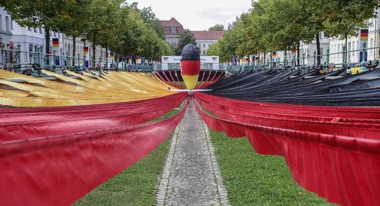 Bilder des Jahres 2020, News 09 September News Themen der Woche KW37 News Bilder des Tages EinheitsEXPO 30. Jahrestag Deutsche Einheit Potsdam, 10.09.2020: EinheitsEXPO zum 30. Jahrestag der Deutschen Einheit. Schwarz-rot-goldene Stoffbahnen fuehren zu einem Herz in den Farben Deutschlands mit Schriftzug: 30 Jahre. Begehbare Stadt-Kulisse zeigt 30 Tage lang Ausstellungen zum 30. Jubilaeum. Aufgrund der Corona-Pandemie verteilt sich die EXPO ueber das ganze Stadtgebiet. Potsdam Brandenburg Deutschland Zentrum *** Unity EXPO 30th Anniversary of German Unity Potsdam, 10 09 2020 Unity EXPO on the 30th Anniversary of German Unity Black red golden fabric panels lead to a heart in the colours of Germany with lettering 30 years Walk-in city Backdrop shows 30 days of exhibitions on the 30th anniversary Due to the Corona Pandemic the EXPO