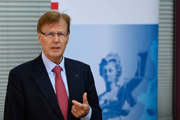 Zentralstelle zur Bekämpfung von Computer- und Internetkriminalität 11.09.2020 Frankfurt x1x Zentralstelle zur Bekämpfung von Computer- und Internetkriminalität (ZIT) bei der Staatsanwaltschaft Frankfurt. Im Bild (l-r): Justizminister Nordrhein-Westfalen Peter Biesenbach. Frankfurt Frankfurt Hessen Germany