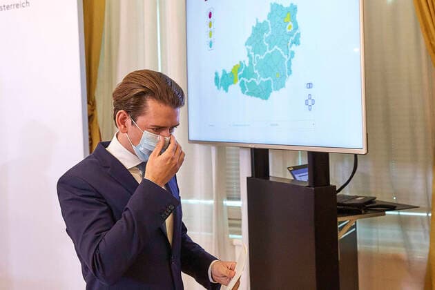 - Wien 11.09.2020 - Corona-Krise - Heute am Vormittag fand im Bundeskanzleramt eine weitere Pressekonferenz der Regierungsspitze zur Coronakrise und der Corona-Ampel statt. . PHOTO: Bundeskanzler Sebastian Kurz (ÖVP) mit dem Monitor der Corona-Ampel. Corona crisis - This morning another press conference of the top government on the corona crisis and the corona traffic light took place in the Federal Chancellery. PK Regierung zur Corona Pandemie und Corona Ampel