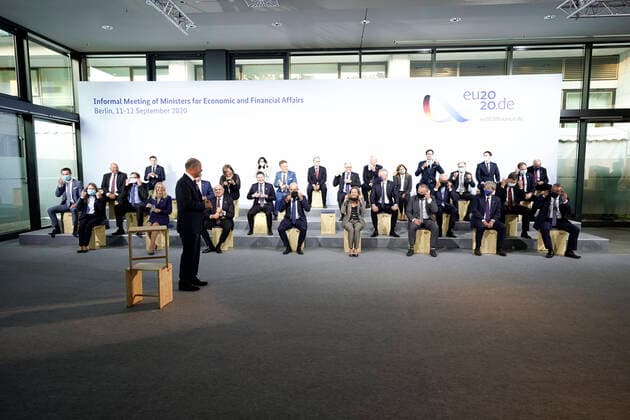 EU2020, Familienfoto beim Informellen Treffen der europaeischen Finanzminister in Berlin Aktuell, 11.09.2020, Berlin, Familienfoto beim informellen Treffen der europaeischen Finanzminister in Berlin auf EInladung von Olaf Scholz im Rahmen der deutschen EU Ratspraesidentschaft. Olaf Scholz erlklaert seinen Amtskollegen den Ulmer Hocker Berlin Berlin Deutschland