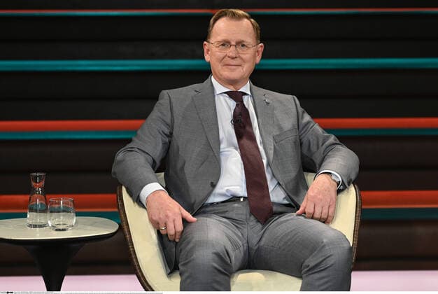 Bodo Ramelow (Politiker) 09 20 her Bodo Ramelow am 08. September 2020 in Markus Lanz , ZDF TV Fernsehen Talkshow Talk Show Deutschland deutsch deutscher Mann Die Linke Linken Linker Ministerpräsident Thüringen Politik Partei Regierungschef Bundesland german politician quer halb sitzend lächelnd neutral