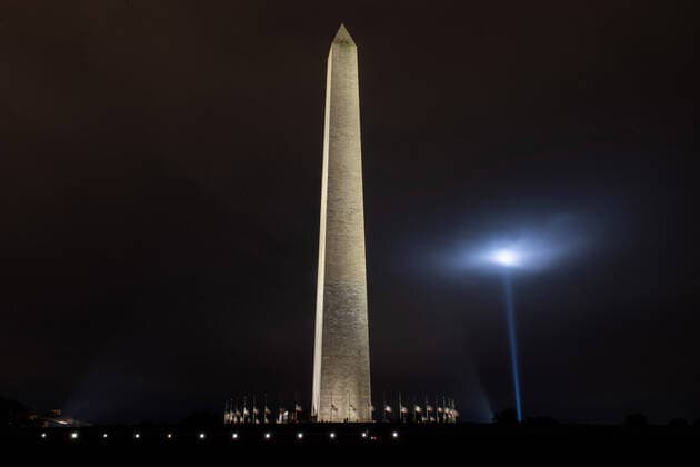20 Jahre Anschläge vom 11. September: Gedenkkultur in den USA The Tower of Light tribute over the Pentagon is seen near the Washington Memorial on the 19th anniversary of the 9 11 terrorist attacks on the Pentagon, the World Trade Center in New York and Shanksville, Pennsylvania, on Friday, September 11, 2020 in Washington, D.C. The Tunnel to Towers Foundation organized light displays in New York, Northern Virginia and Pennsylvania.  WAP20200911305 KEVINxDIETSCH