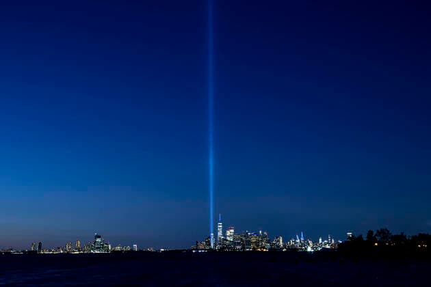 20 Jahre Anschläge vom 11. September: Gedenkkultur in den USA Tribute of Light on 19th Anniversary of 9 11 terror attack Tribute of Light illiminated skies above the city on 19th anniversary of terror attack seen from Bush Terminal Park. Flowers and American flag left to honor names of people who perished during tragedy. Twin lights represent Twin Towers which were destroyed during terror attack in 2001. New York New York United States Copyright: LevxRadin