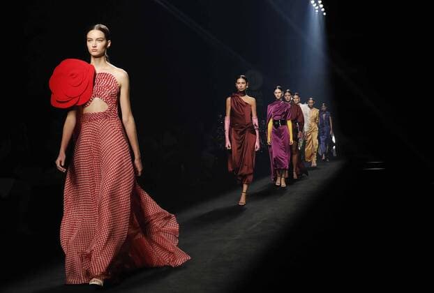 Bilder des Jahres 2020, Entertainment 09 September Entertainment Themen der Woche KW37 Entertainment Bilder des Tages Models wear creations by Isabel Sanchis brand for the Spring-Summer 2021 during the 72th Mercedes-Benz Fashion Madrid, in Madrid, central Spain, 12 September 2020. Isabel Sanchis fashion show !ACHTUNG: NUR REDAKTIONELLE NUTZUNG!  Copyright: xZIPIx GRAF3540 20200912-637355210196244737