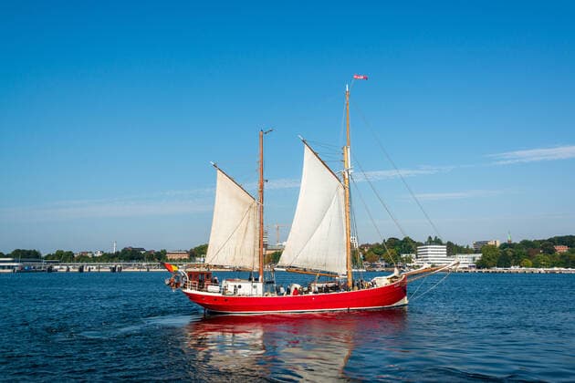 Bilder des Jahres 2020, News 09 September News Themen der Woche KW37 News Bilder des Tages Auf der Kieler Förde fand heute zur Kieler Woche 2020 die traditionelle Windjammerparade in veränderter, kleinerer Form statt. Neben den sechs klassischen Segel-Oldtimern als Führungsschiffe, begleiteten weitere Traditionssegler die Parade. Zusätzlich durften in diesem Jahr private Booteigener mit ihren Segelschiffen teilnehmen. Alle hissten die diesjährige Kieler-Woche-Flagge *** The traditional windjammer parade took place today on the Kieler Förde during Kiel Week 2020 in a modified, smaller form In addition to the six classic sailing old-timers as lead ships, other traditional sailors accompanied the parade In addition, this year private boat owners were allowed to participate with their sailing ships They all raised this years