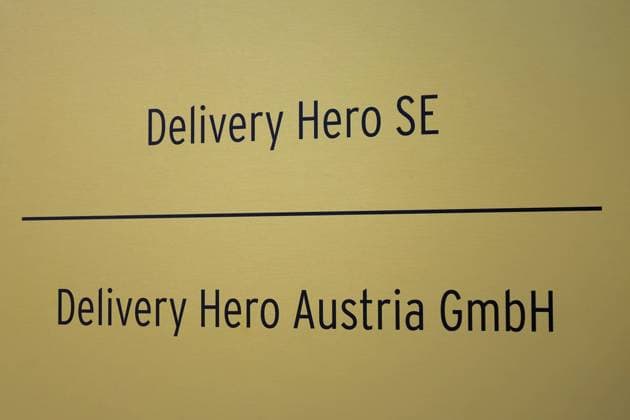 Delivery Hero Delivery Hero, 11.09.2020, Mitte, Oranienburger Strasse, Berlin, Delivery Hero ist eine Online-Bestellplattform für Essen. *** Delivery Hero Delivery Hero, 11 09 2020, Mitte, Oranienburger Strasse, Berlin, Delivery Hero is an online ordering platform for Essen
