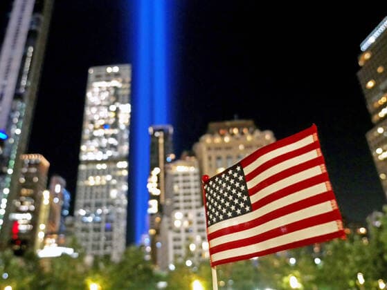 20 Jahre Anschläge vom 11. September: Gedenkkultur in den USA September 11, 2020, New York, New York, US: The annual 9 11 Tribute in Lights in lower Manhattan as seen from the 9 11 Memorial. In background are the tribute in lights. Small US Flag on memorial with names overlooking one of the pools. New York US - ZUMAh156 20200911_znp_h156_005 Copyright: xMiloxHessx