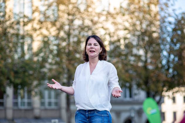 Katja Dörner und Annalena Baerbock Kommunalwahl in Bonn Am 12.09.2020 Besuchte Annalena Baerbock Bonn und unterstützte die Grüme OB-Kandidatin Katja Dörner. Auf dem Münsterplatz diskutierten Sie mit Bonner Bürgern. Bonn Innenstadt Nordrhein-Westfalen Deutschland