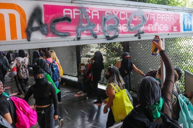 News Bilder des Tages Feminist groups protest in the facilities of the Metro in Mexico City, Mexico, 12 September 2020. This Saturday was transformed into a day of intense mobilizations that will not stop, the feminists said, until their demands were answered. Last night the women s groups set fire to the headquarters of the CNDH in the municipality of Ecatepec and continue to be in possession of this body at its headquarters in Mexico City. Feminists in Mexico continue with their actions until they get a response to their demands !ACHTUNG: NUR REDAKTIONELLE NUTZUNG!  Copyright: xSáshenkaxGutiérrezx AME4472 20200913-637355610202925734