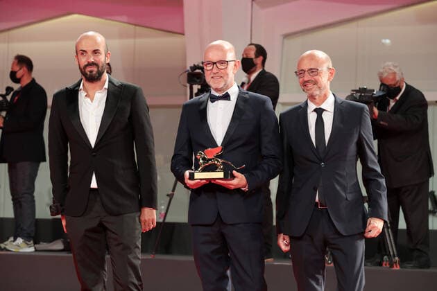 Bilder des Jahres 2020, Entertainment 09 September Entertainment Themen der Woche KW37 VENICE, ITALY - SEPTEMBER 12: Davide Romani (C) poses with the Golden Lion for Best Film on behalf of US director Chloe Zhao for Nomadland during the winners photocall at the 77th Venice Film Festival on September 12, 2020 in Venice, Italy. Copyright: xAnnalisaxFlori MediaPunchx
