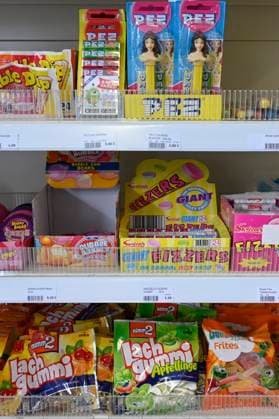 Verkaufsregal mit Süsswaren für Kinder, Schweiz, 01.09.2020 *** Sales shelf with confectionery for children, Switzerland, 01 09 2020 