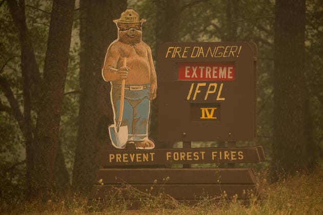 IMAGO Nature: Unsere Erde, Klimawandel, Waldbrände According to the U.S. Forest Service - Pacific Northwest Region, as of September 11, 2020, 35 large fires were burning 1,503,001 acres across Oregon and Washington. The Forest Service has dispatched 7,055 Fire Personnel, 183 Crews, 557 Engines, and 50 Helicopters to confront the volume of fires throughout the Northwest.  WAX2020091301 USDAxFORESTxSERVICE