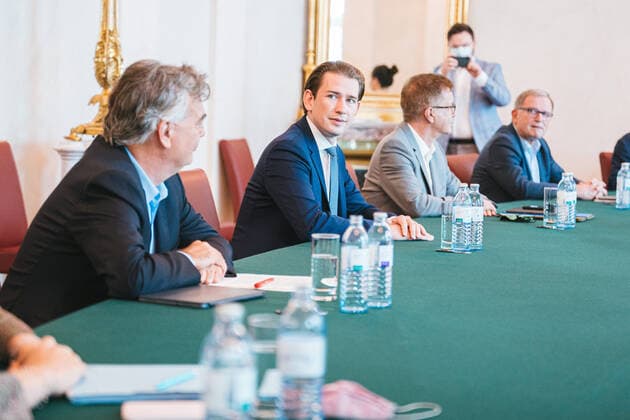 News Bilder des Tages Wien 13.09.2020, Bundeskanzleramt, Wien, AUT, Bundesregierung, Treffen mit Sozialpartnern anlaesslich der steigenden Coronavirus-Erkrankungen, im Bild v. l. Werner Kogler (Gruene), Sebastian Kurz (OeVP), Rudolf Anschober (Gruene) during a meeting with social partners on the occasion of increasing coronavirus diseases at the federal chancellery in Vienna, Austria on 2020 09 13.