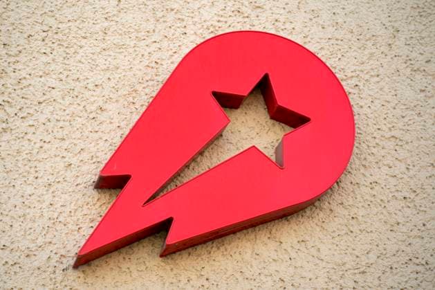 Delivery Hero Symbolfoto und Logo von Delivery Hero, der Betreiber einer Online-Bestellplattform fuer Essen und Lieferdienste hat aktuell Rekordverluste ist aber nun im DAX gelistet Berlin Berlin Deutschland *** Delivery Hero Symbolfoto and logo of Delivery Hero, the operator of an online ordering platform for food and delivery services, currently has record losses but is now listed in the DAX Berlin Berlin Germany